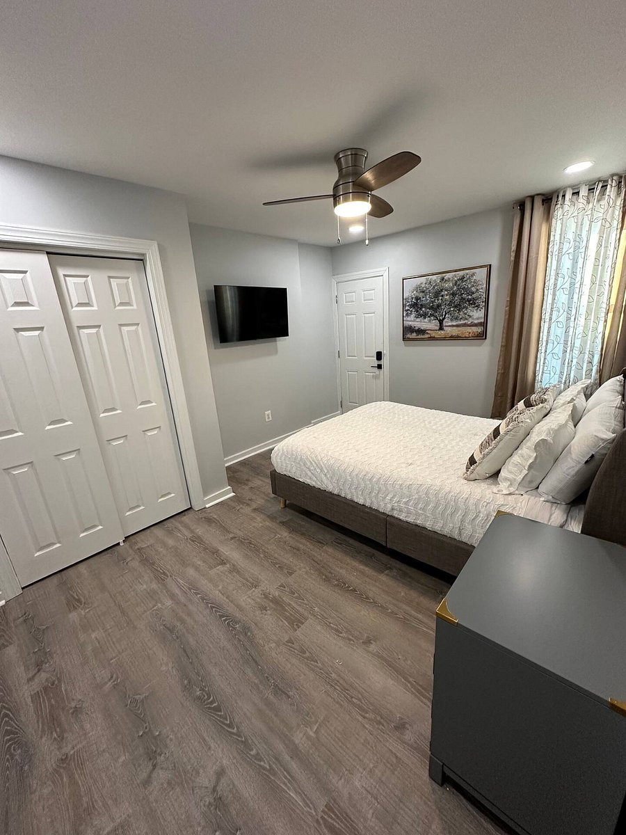 Main Bedroom Photo (Featured): "Peaceful retreat with a queen-size bed, premium hotel-quality linens, and a private Smart TV.