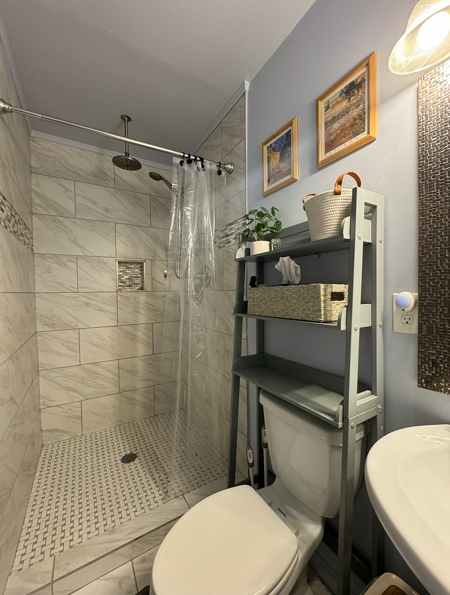 Renter Bathroom 2/2