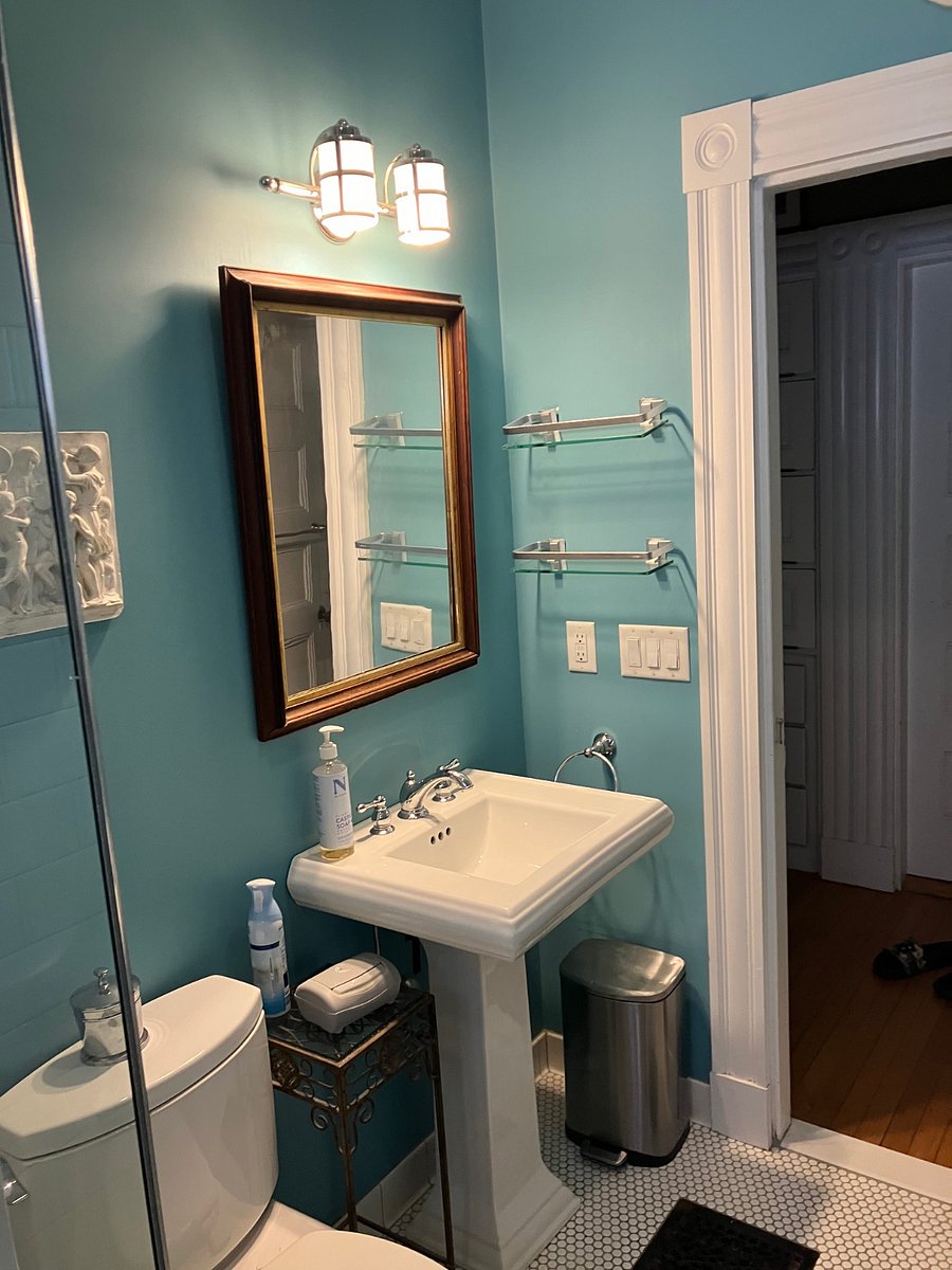 Dediated main bathroom 1