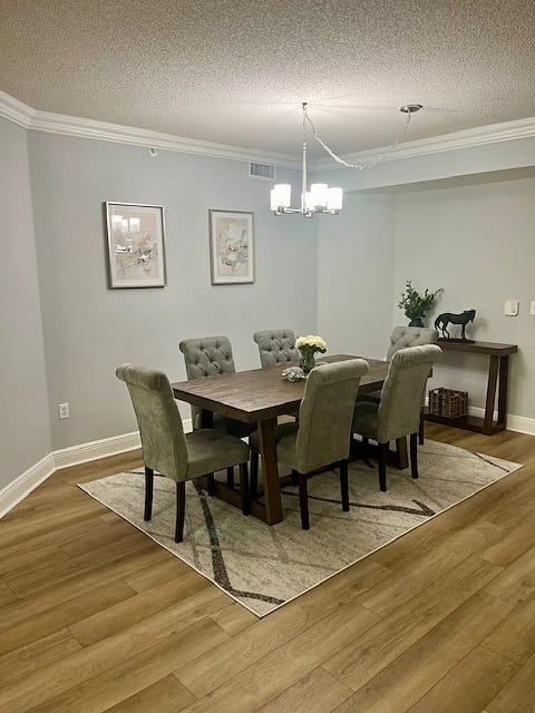 6-person dining room table with comfy seating!