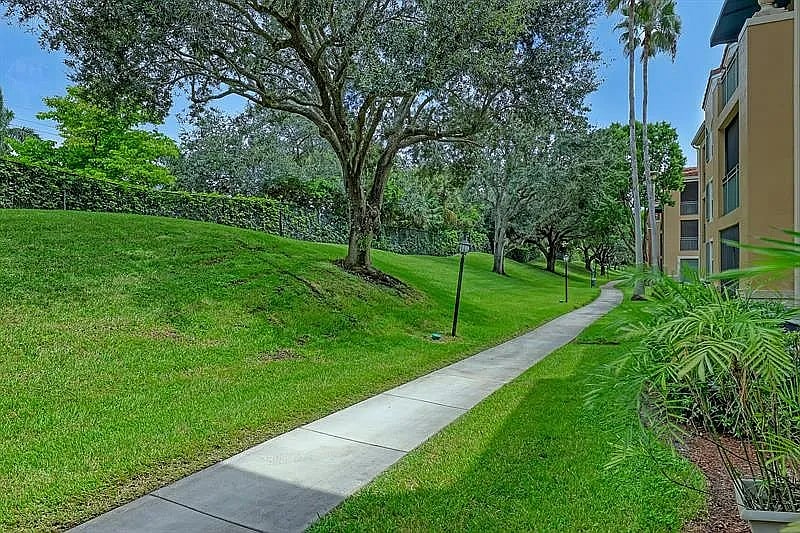 Beautifully manicured pathways throughout the gated community.
Perfect for walking and jogging.