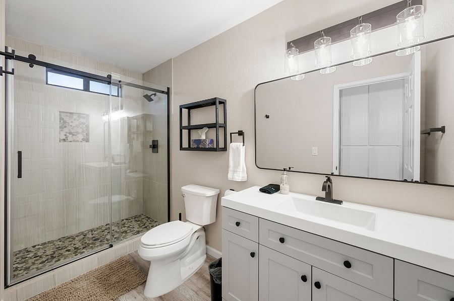 Upper level bathroom.