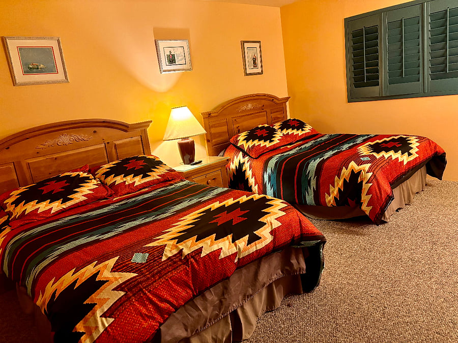 Second Bedroom w two double beds
Mast