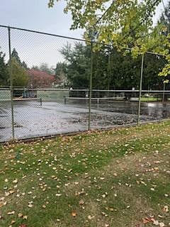 Tennis court 5 minute walk