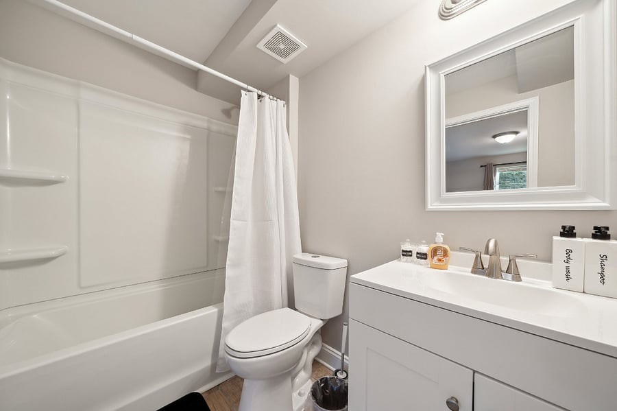 Primary en-suite full bathroom