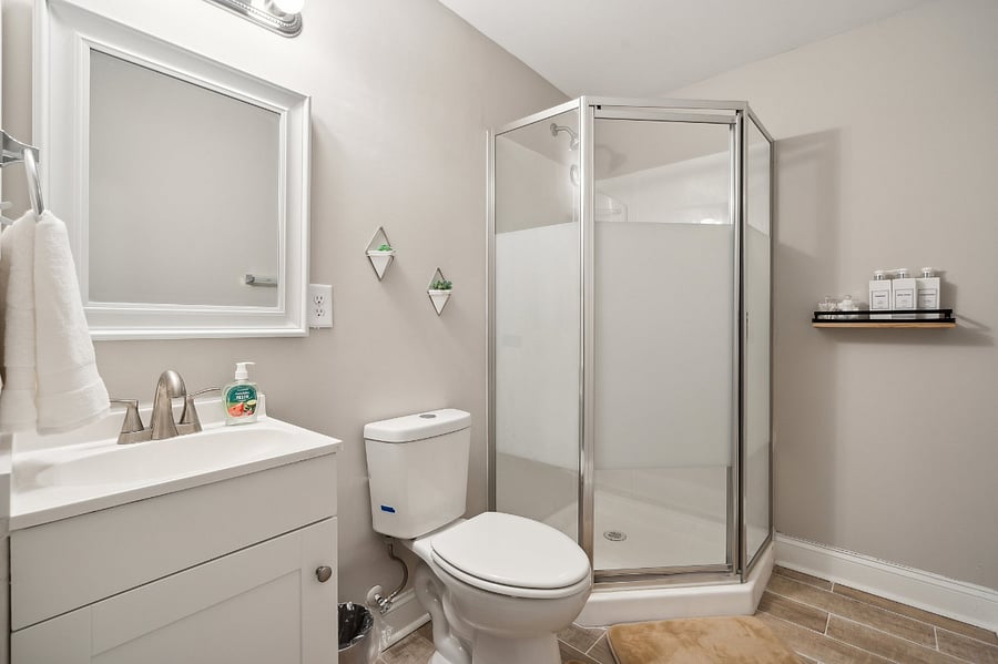 2nd bathroom (shower not in use)