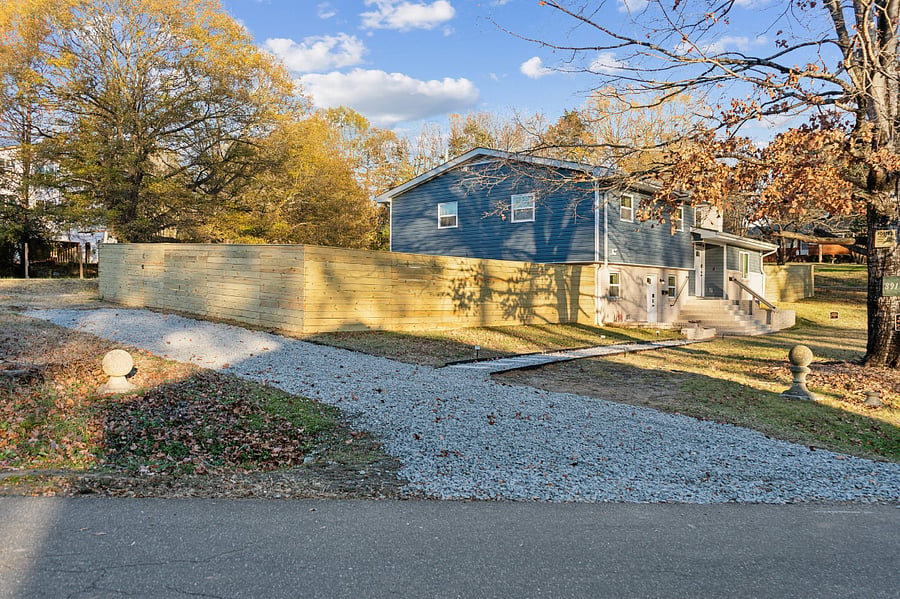 Private driveway that can fit 2 cars