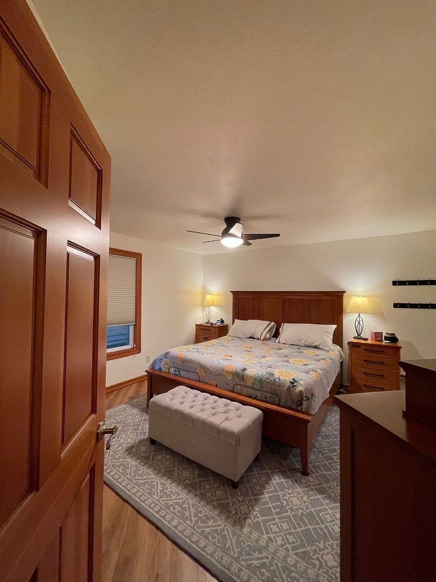 Large bedroom with ensuite bath, split king Tempur-pedic adjustable bed