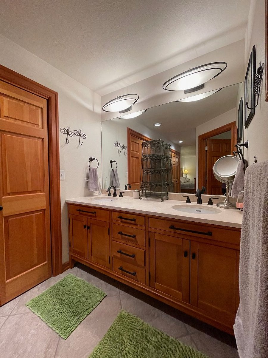 Double vanity area