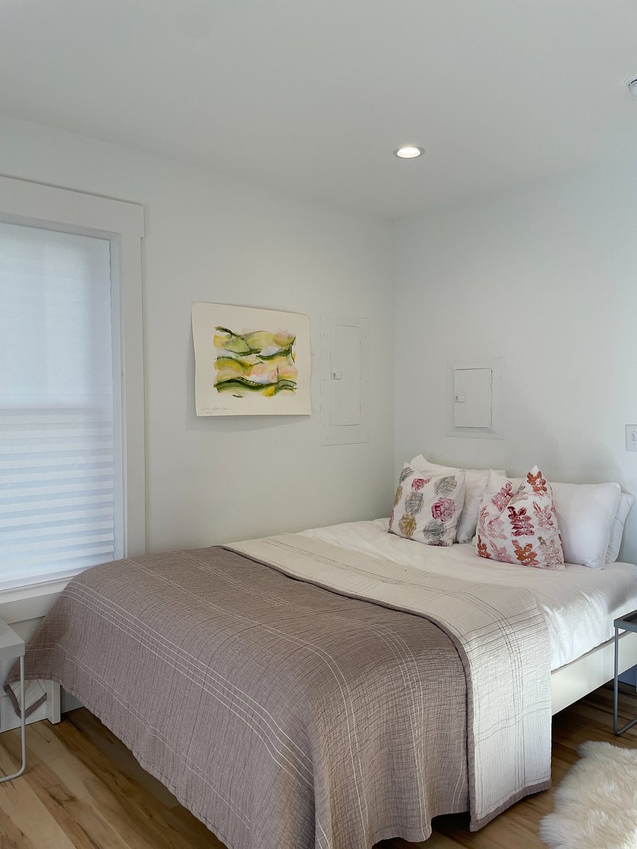 bed on lower level
