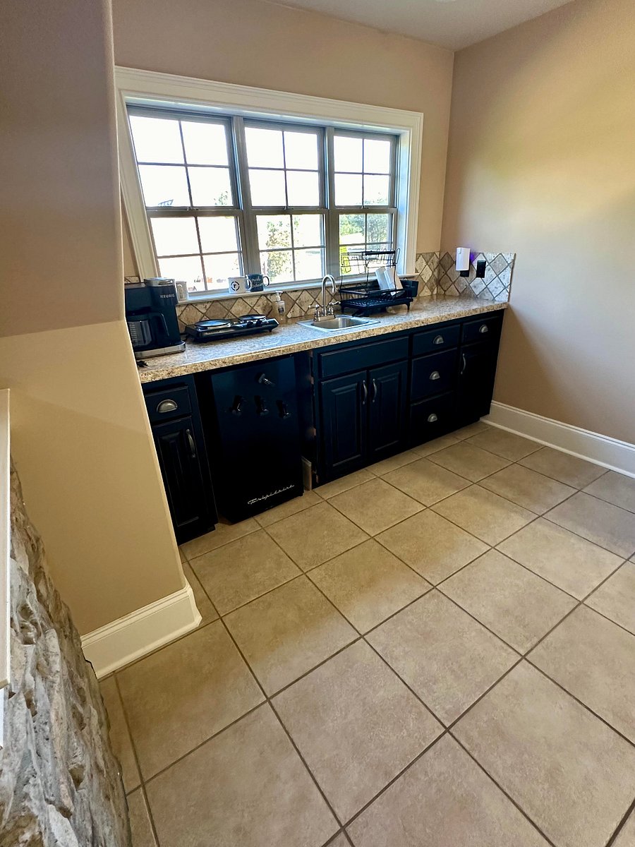 Another view of the kitchenette