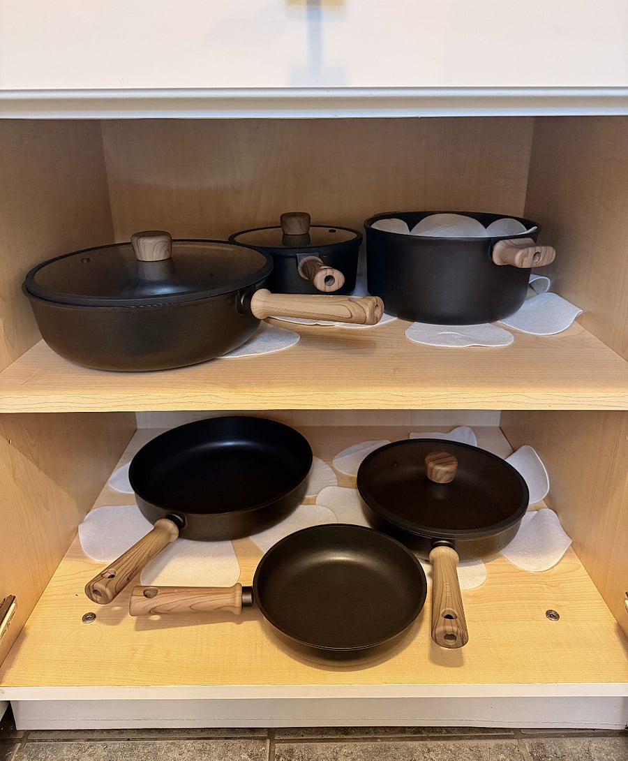 Nonstick nontoxic pots and pans are provided in the kitchen.