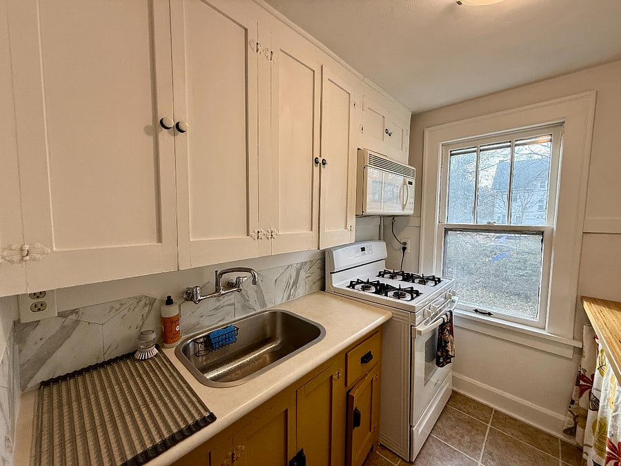 Well stocked kitchen with all your cooking and backing needs!