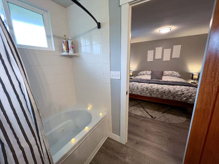 En-suite bath with whirlpool tub