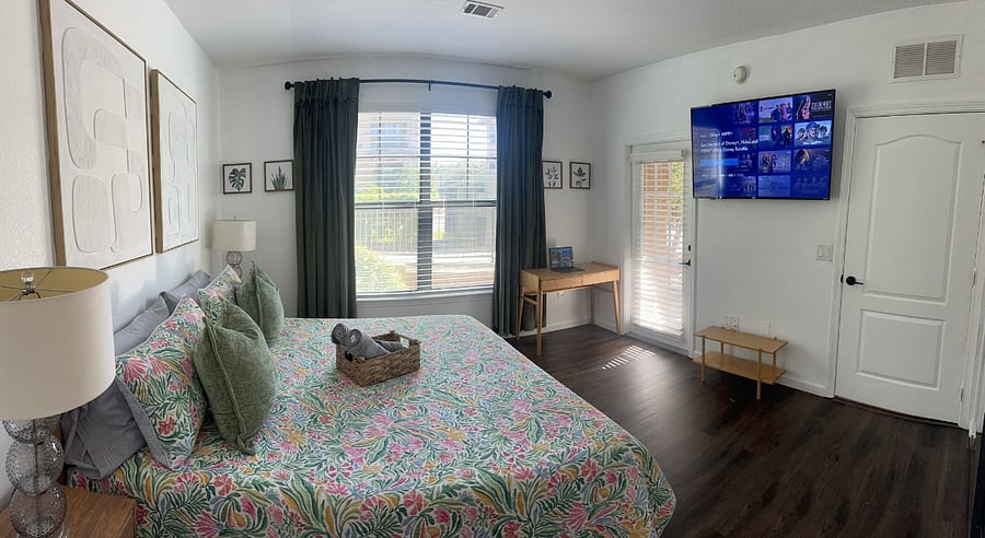 Master beddrom with king size bed