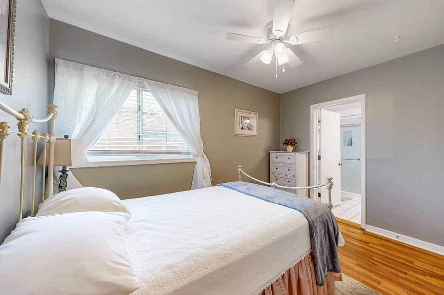 Full Bed connects to Bath