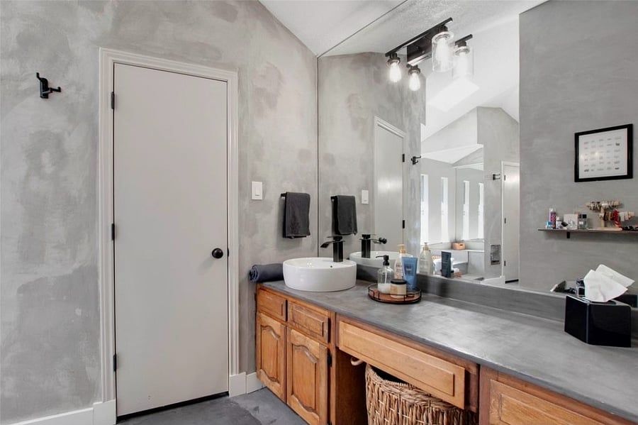 Private bath for primary suite