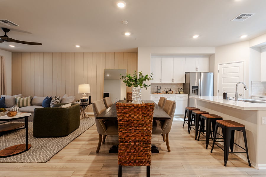 2nd floor: Dining for 6