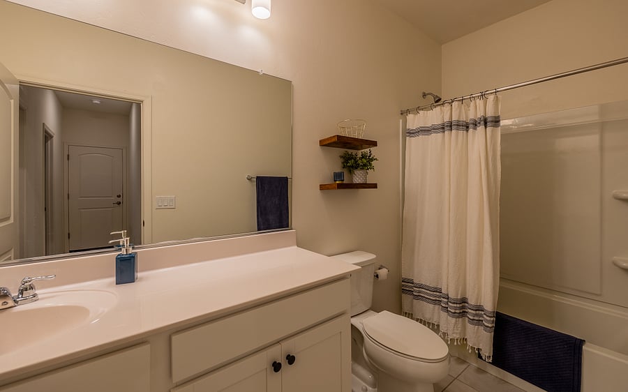 Guest Bathroom with Tub/Shower