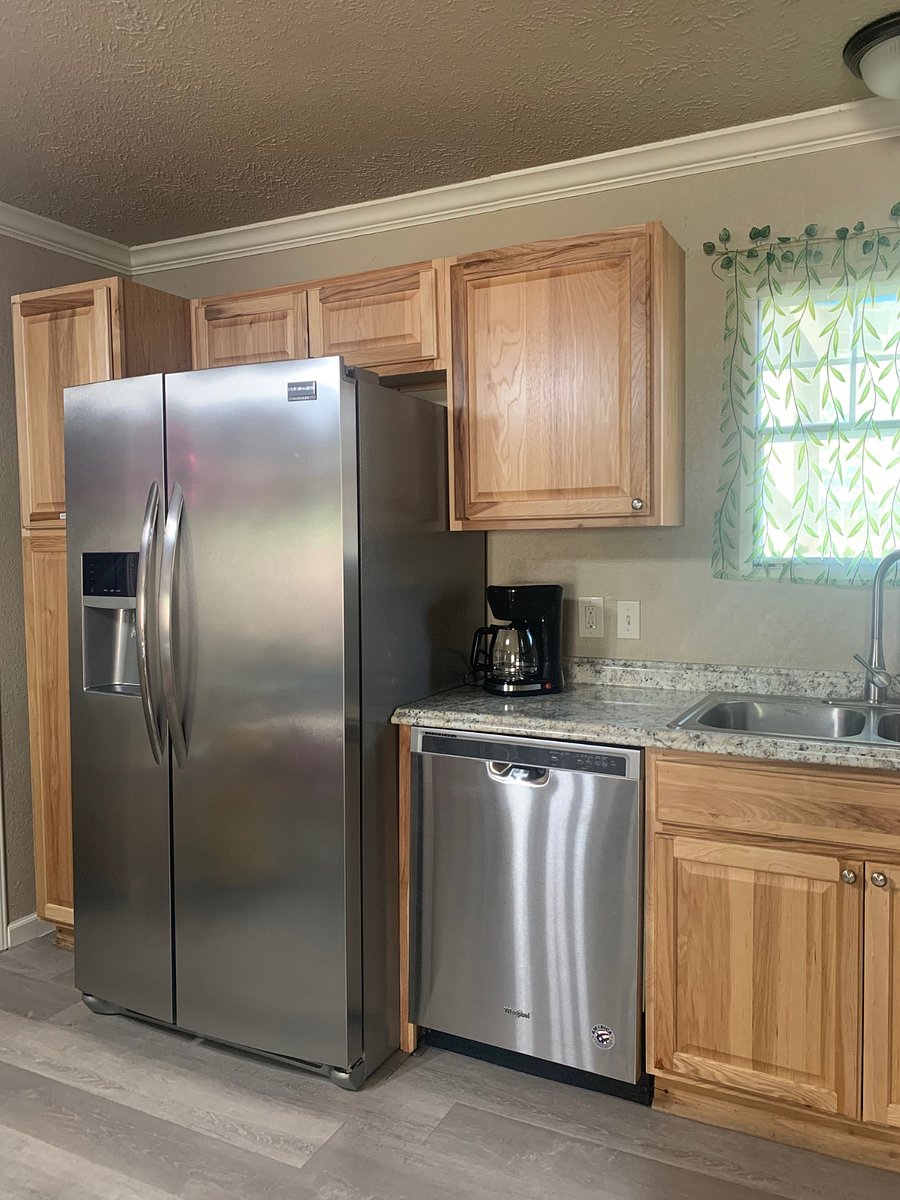 Full-size 2-door Refrigerator, Freezer, Filtered Water with fresh ice!