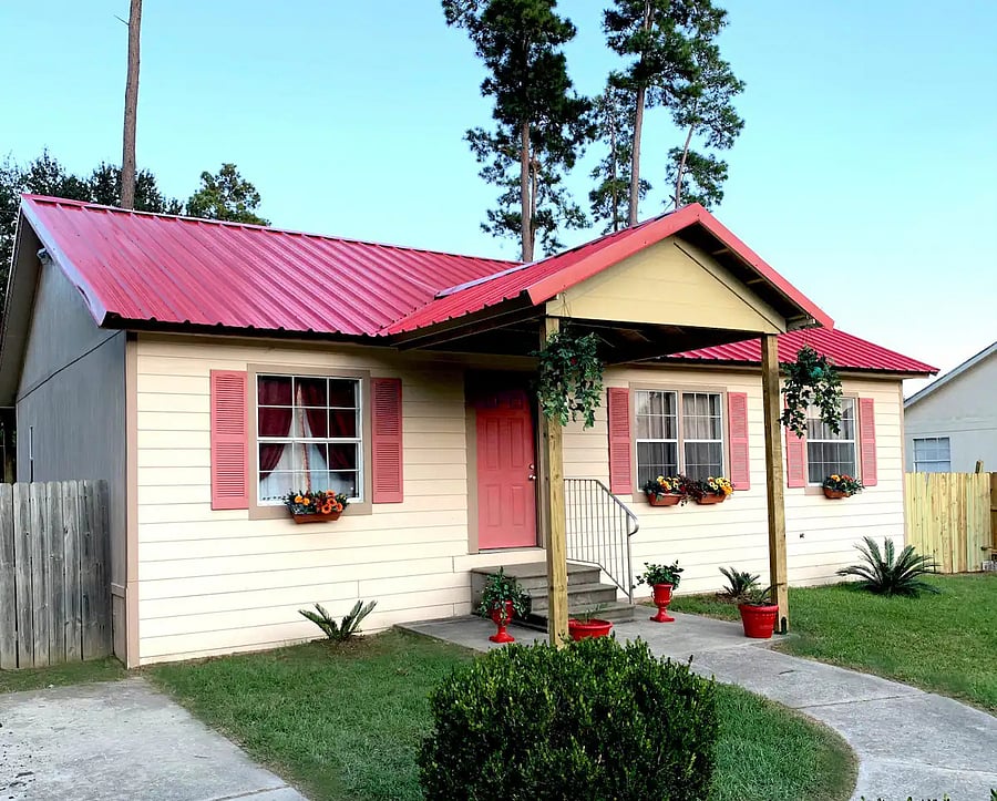 Beautiful entire home in Magnolia, Texas: 3 bedrooms, 2 bathrooms, fully-equipped kitchen, living room, dining room, and office space. You will experience new luxury king and queen sized beds, 4 smart TVs, and super fast internet!