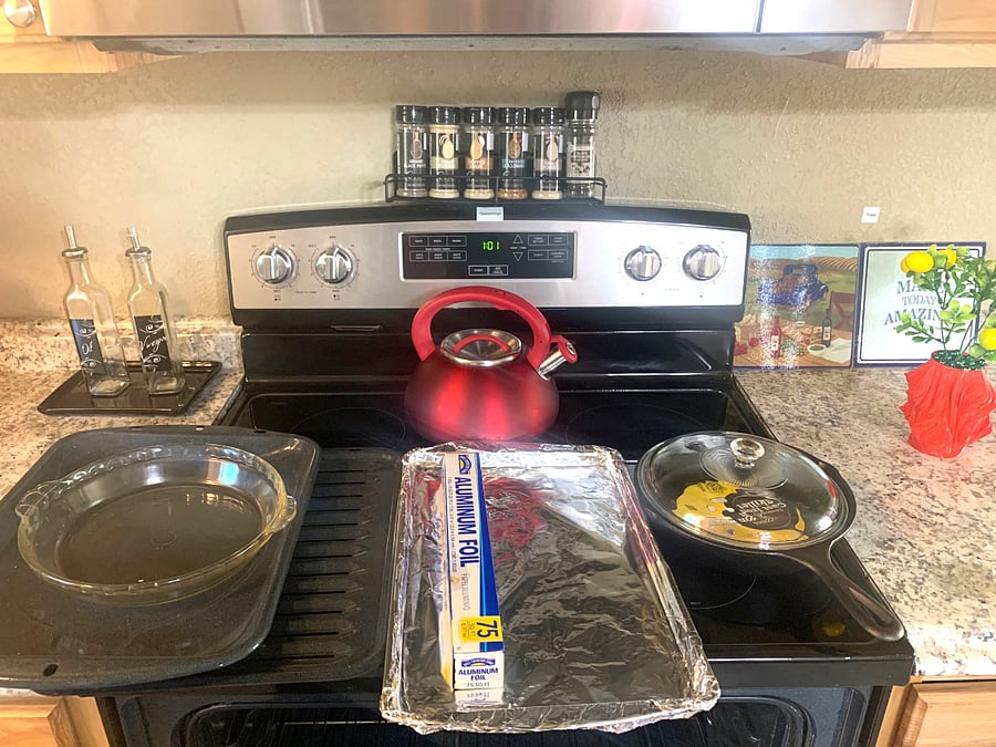 Electric stove, oven, Seasonings, Oil, Vinegar, fry pans, cookie sheet, pizza pan