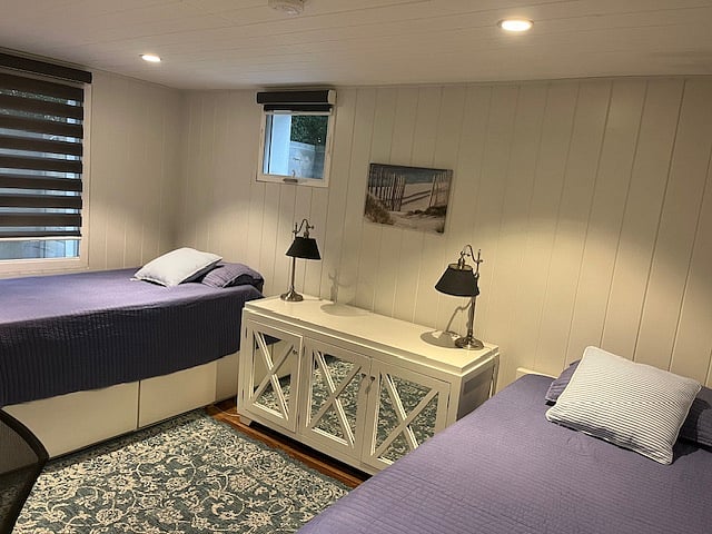 2nd bedroom with twin beds
