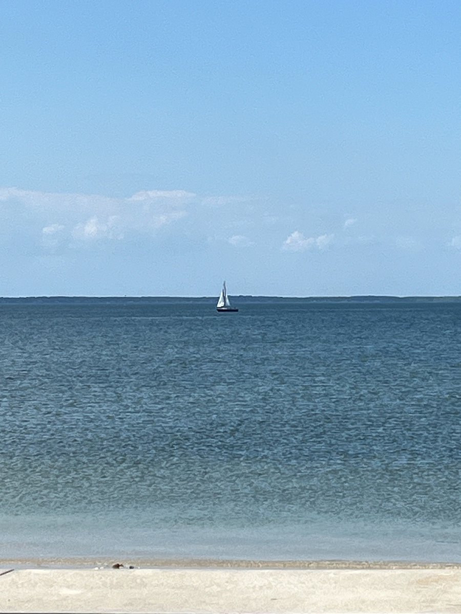 Beautiful Ponquogue beach 8 minutes away.