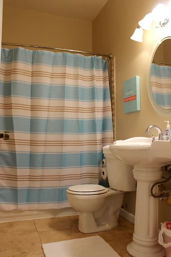 Full bath in hallway