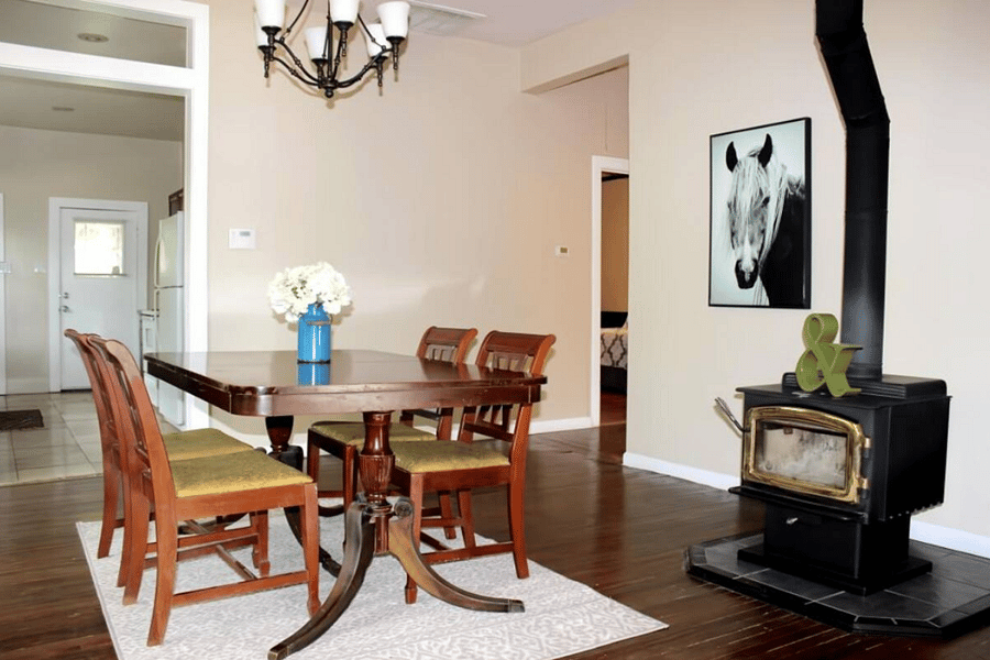 Dining room and wood burning furnace (please ask for assistance if you wish to use this)