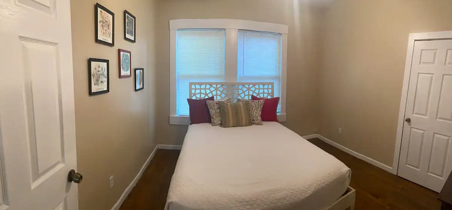 Second bedroom with queen size bed