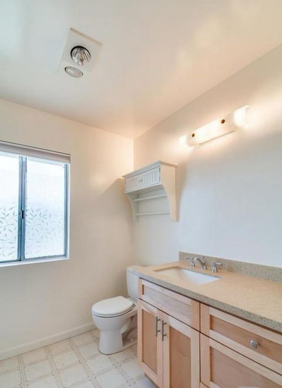 Upstairs Bdrms shared bathroom
