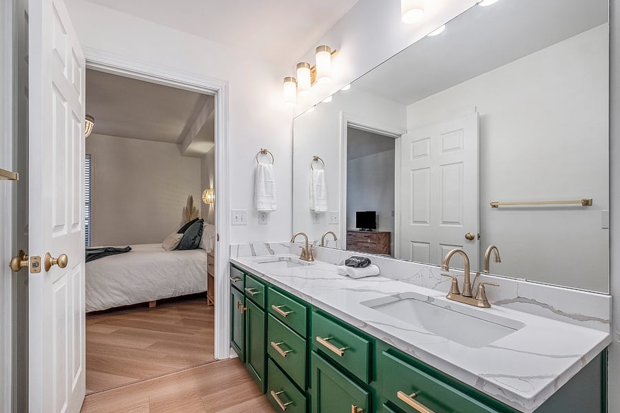 Spacious quartz countertops. Towels provided