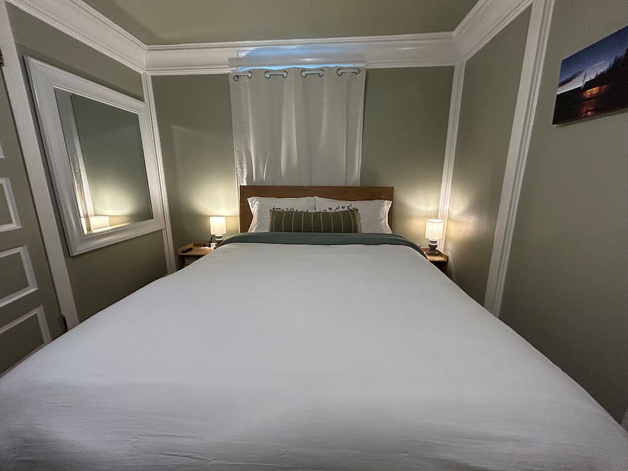 Queen bed.