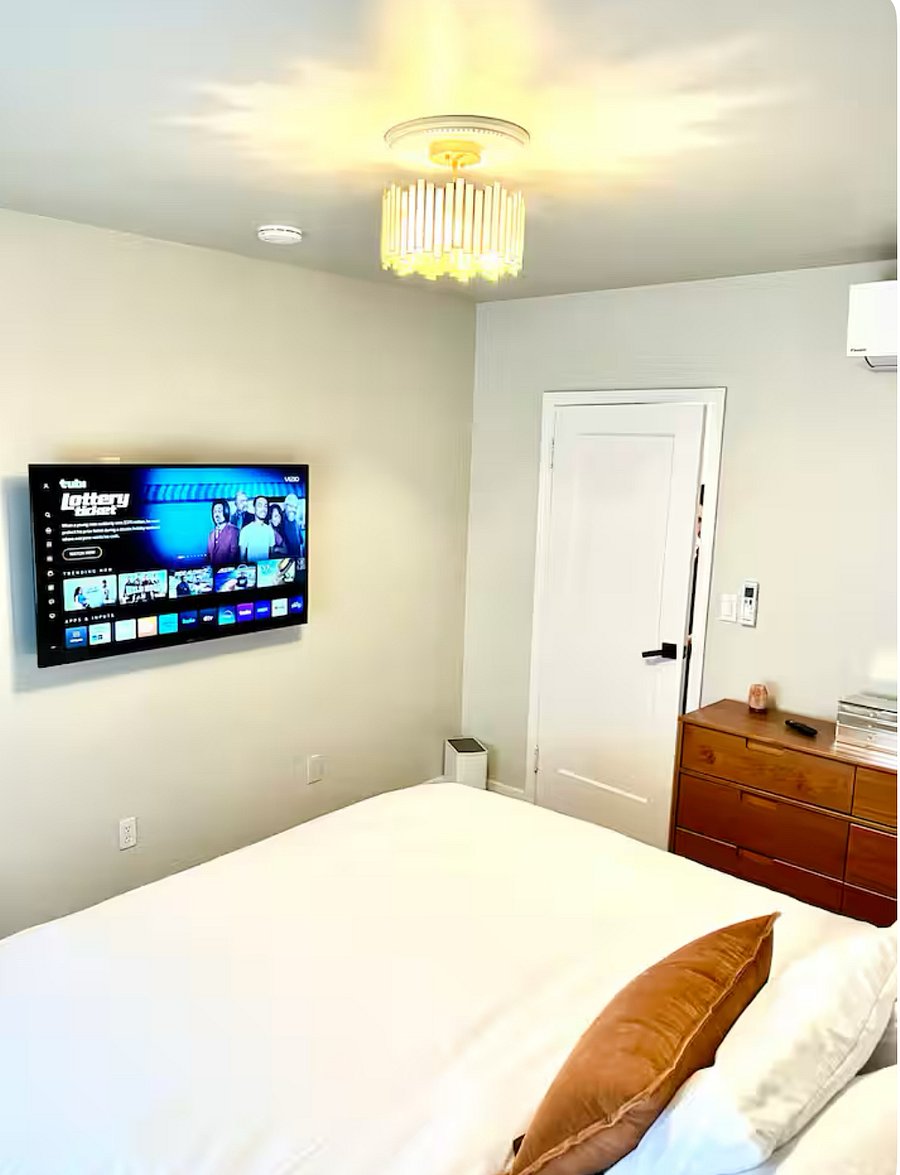 Bedroom features:
Room features Wall mounted Smart Tv.
-Large closet w/ hangers and luggage rack.
-Night stands
- full dresser
-Mini split with AC and Heat
-Dimmable light