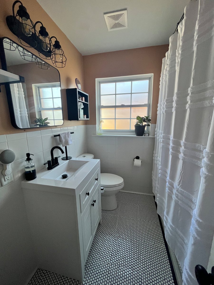 Shared bath with back two bedrooms