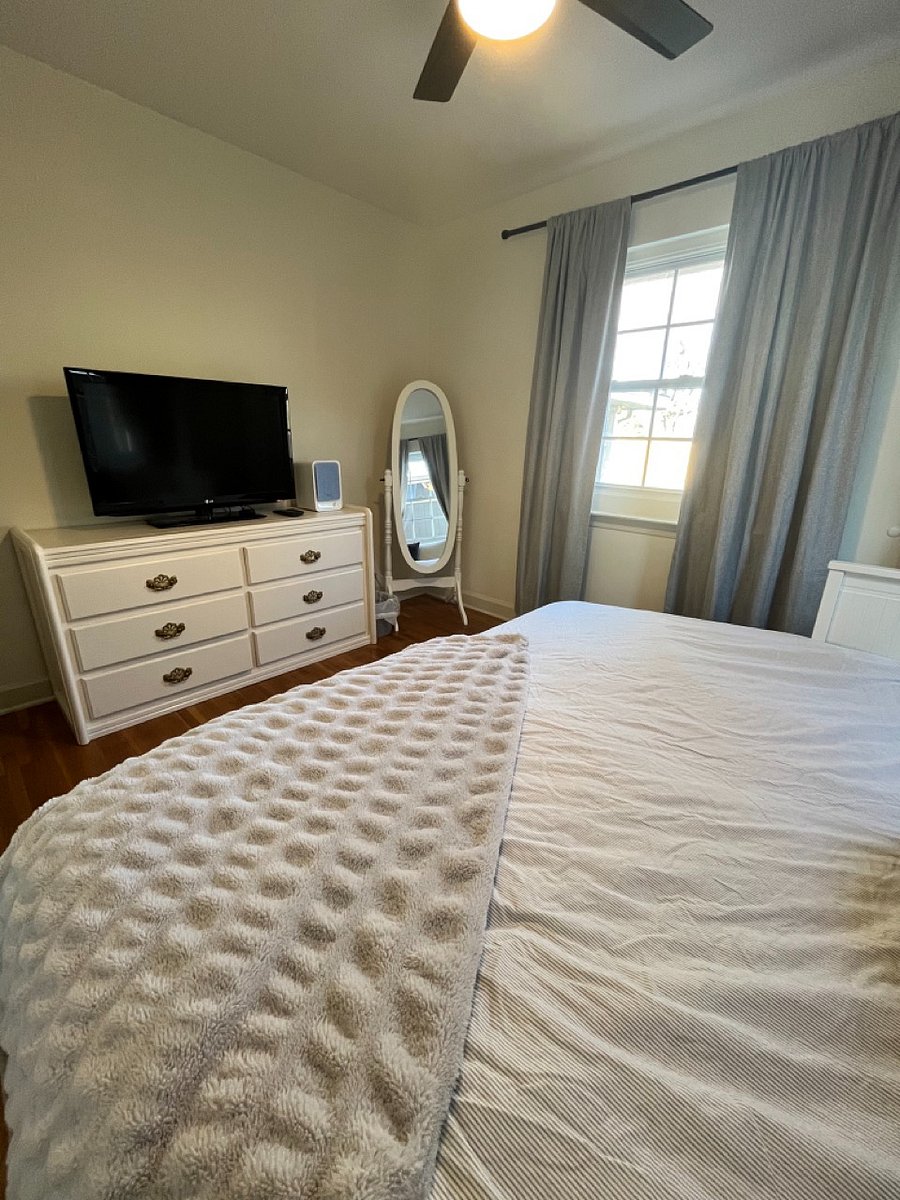 Third bedroom with daybed that converts into a king (pictured here as a king)