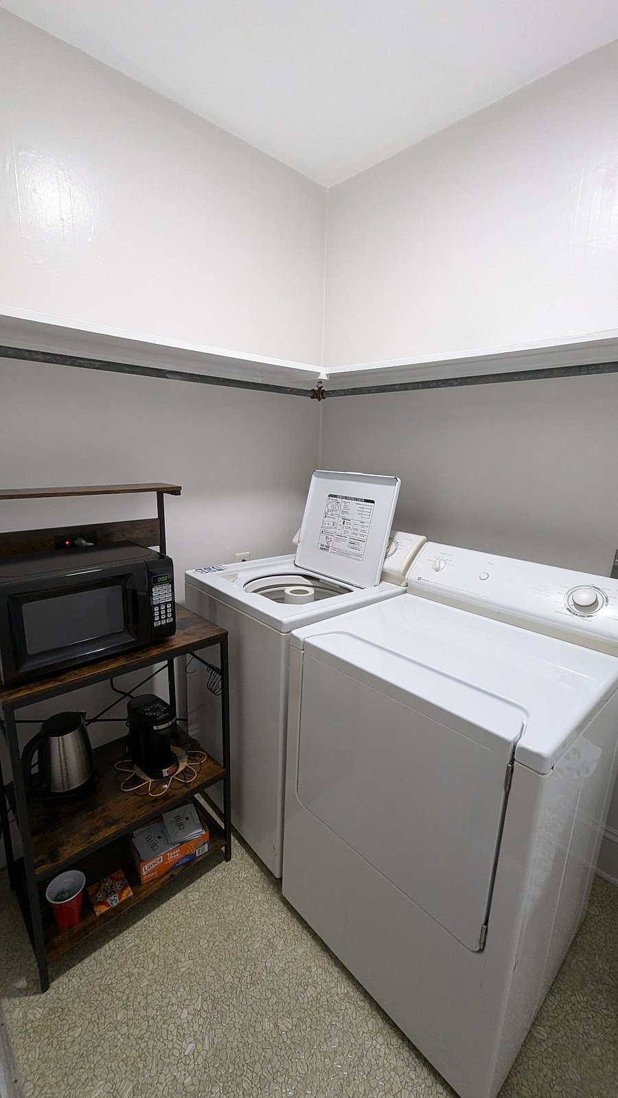 Washer/dryer and microwave cart