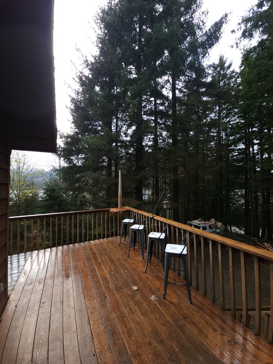 Side deck with outside seating