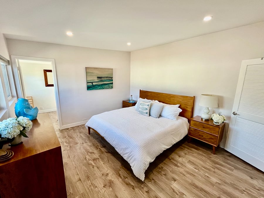 King-size platform bed.