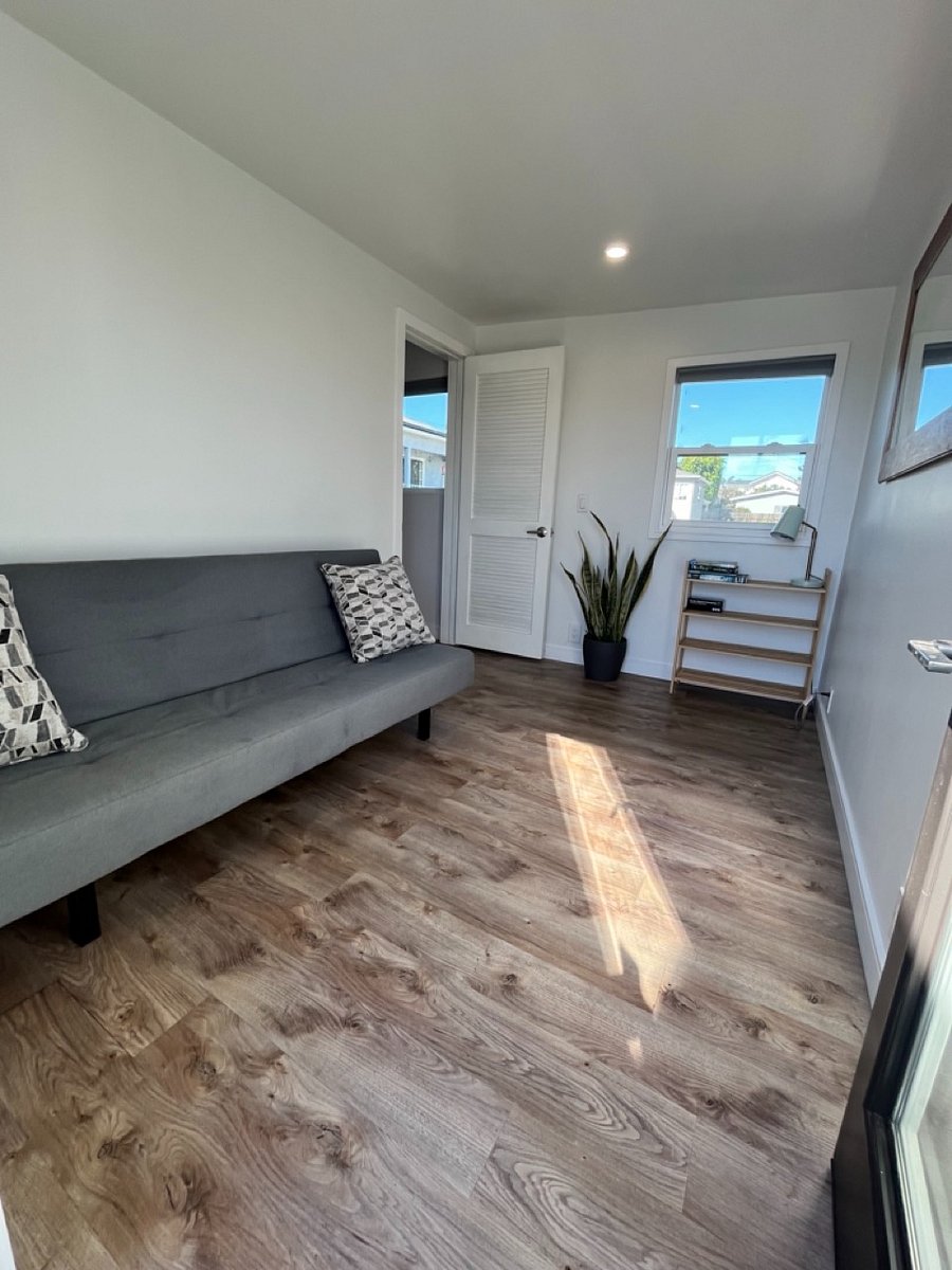 Extra room can be used as office, reading room, yoga-meditation space.