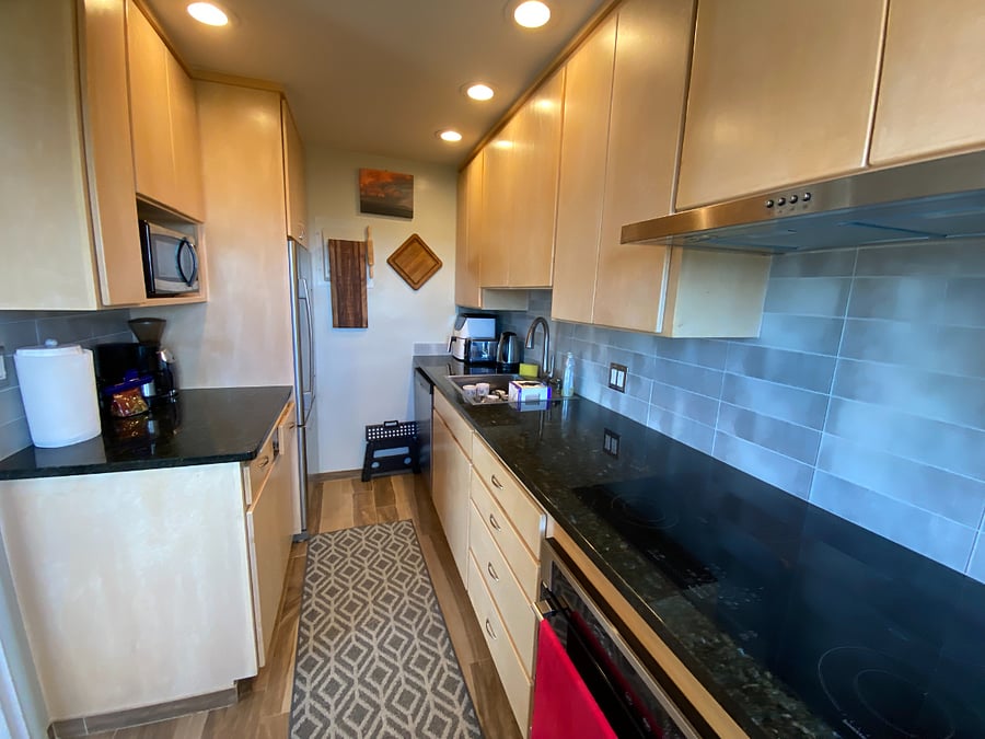 Kitchen N Induction cook top, convection stove, 12 cf refrigerator, microwave,and airfryer. fully equipped dishes for 6 people