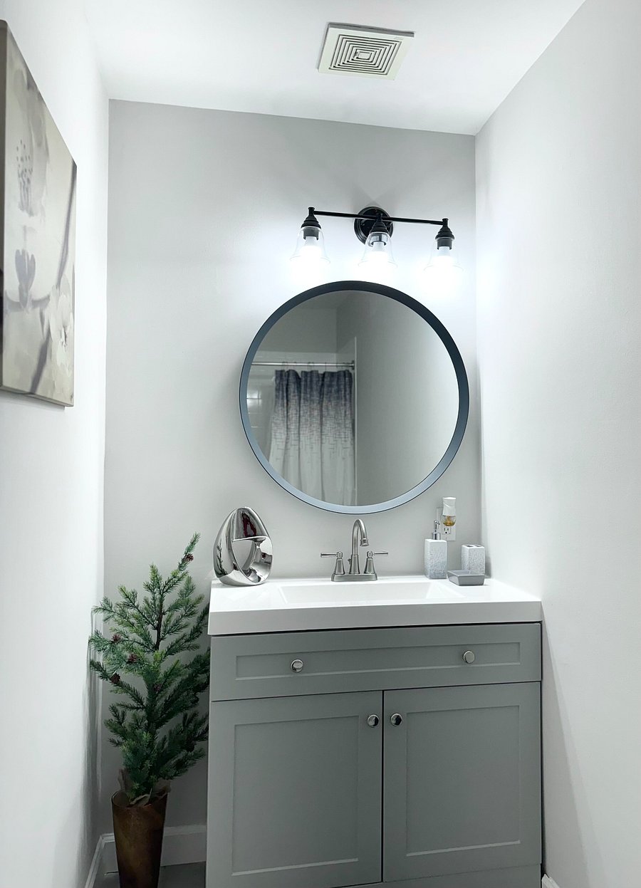Full Bathroom 2