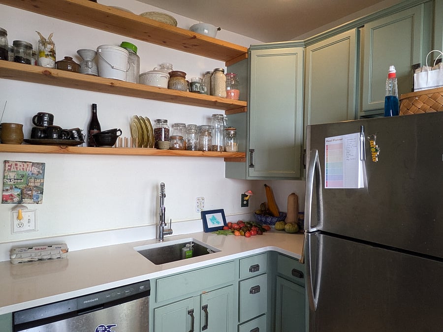 Well stocked full kitchen to share. She is small but more than capable! Spices and condiments are free to be used.