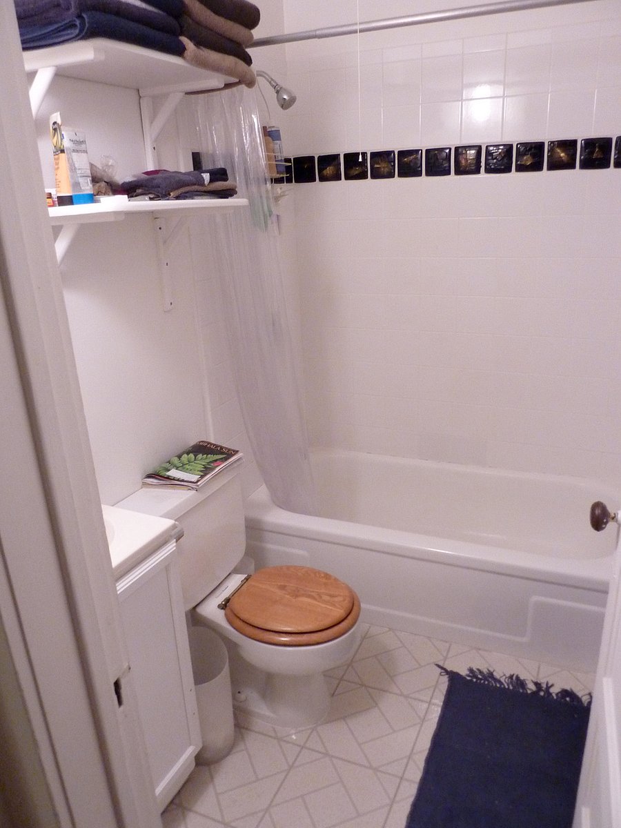 Bathroom with tub/shower