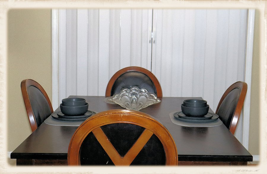 Dinning Room: Feel at home while enjoying Breakfast,Lunch or Dinner.