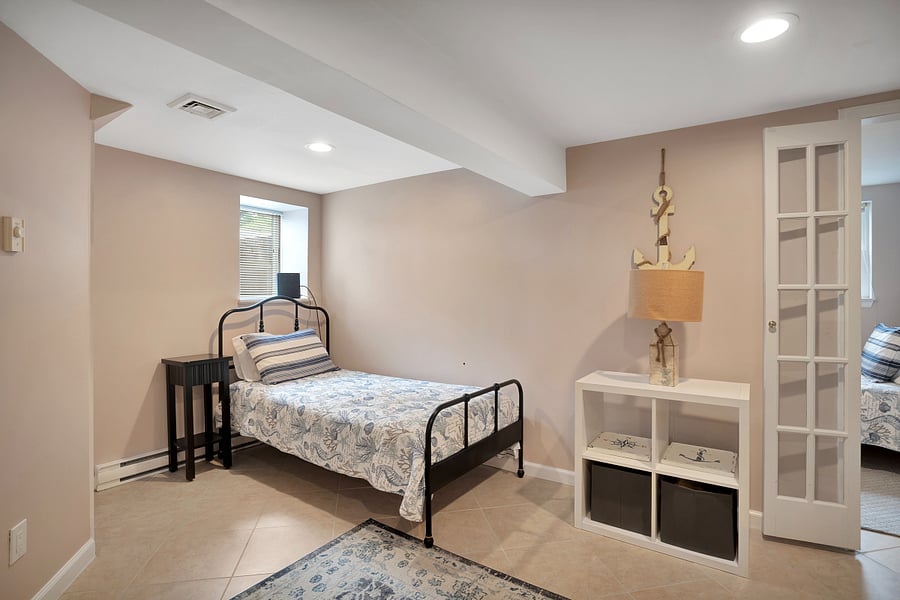Bedroom with twin bed