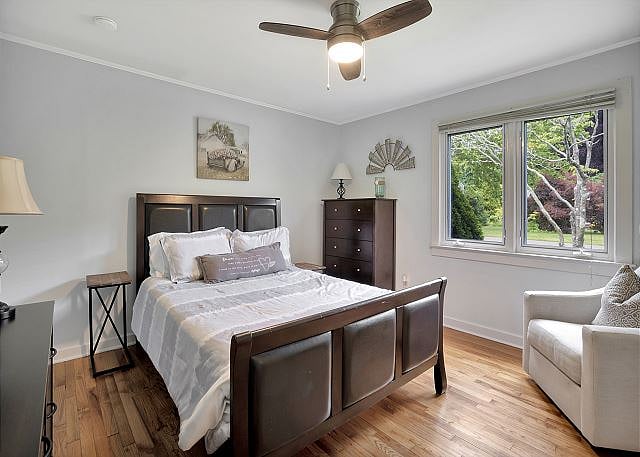 Bedroom with queen bed