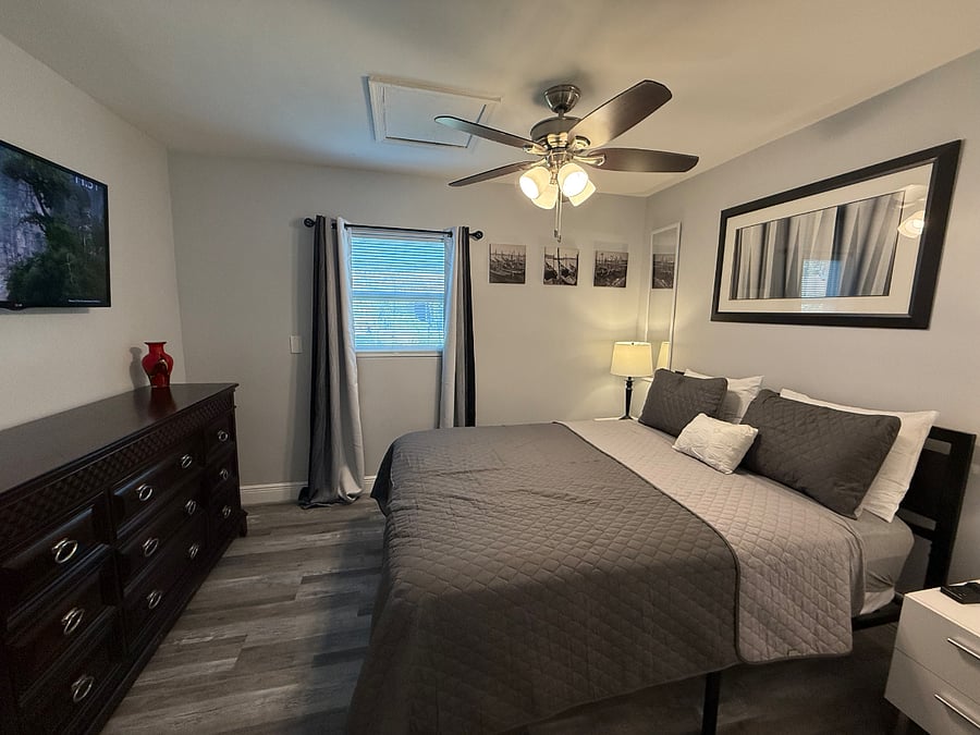 3rd bedroom queen bed 55 inch smart tv