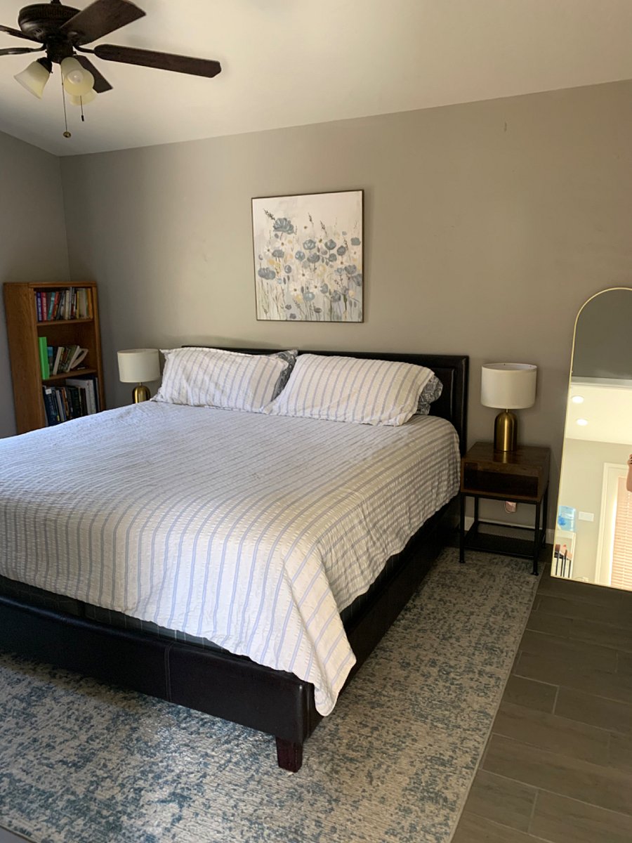 King bed with walk-in closet a 1 shower
